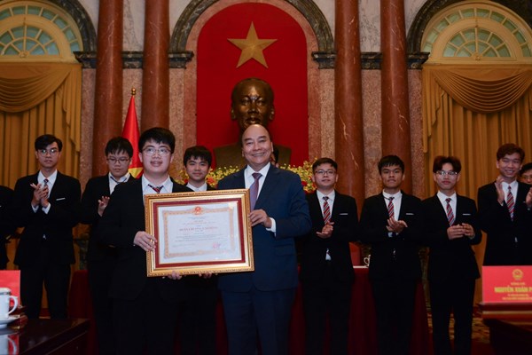 Chủ tịch nước gặp mặt, biểu dương học sinh đoạt giải Olympic và KHKT quốc tế năm 2022 - Anh 5