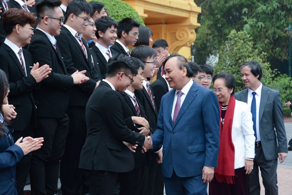 Chủ tịch nước gặp mặt, biểu dương học sinh đoạt giải Olympic và KHKT quốc tế năm 2022 - Anh 1