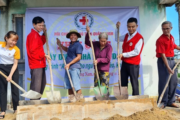 An toàn cho ngư dân và Tết Nhân ái cho người nghèo - Anh 1