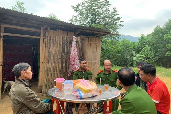 Xóa bỏ hủ tục nghi kỵ “cầm đồ thuốc độc” - Anh 1