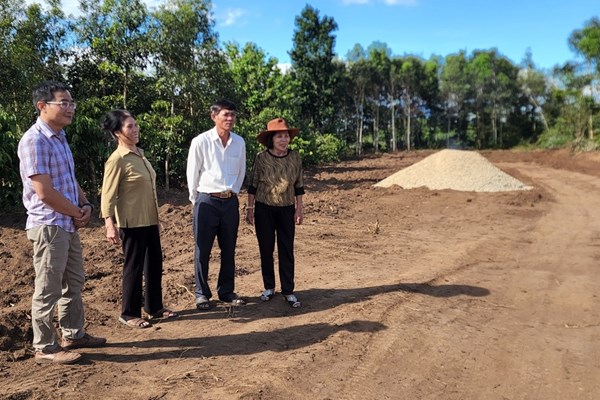 Huyện Đăk Tô (Kon Tum): Nhiều hộ dân tự nguyện hiến đất mở đường để mở rộng không gian đô thị - Anh 2