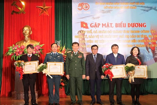 Biểu dương các tập thể, cá nhân bảo vệ và phát huy di tích, địa điểm lưu niệm liên quan đến Chiến thắng “Hà Nội – Điện Biên Phủ trên không” - Anh 4