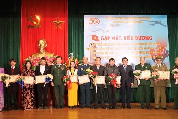 Biểu dương các tập thể, cá nhân bảo vệ và phát huy di tích, địa điểm lưu niệm liên quan đến Chiến thắng “Hà Nội – Điện Biên Phủ trên không” - Anh 5