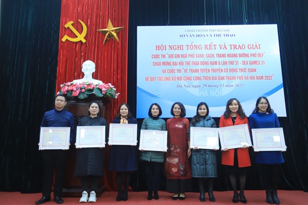 Hà Nội trao giải cho 22 tác phẩm tham gia cuộc thi vẽ tranh tuyên truyền về Quy tắc ứng xử - Anh 5
