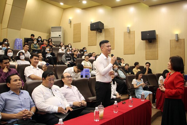 Giáo viên chính là “nghệ sĩ” trên bục giảng - Anh 1