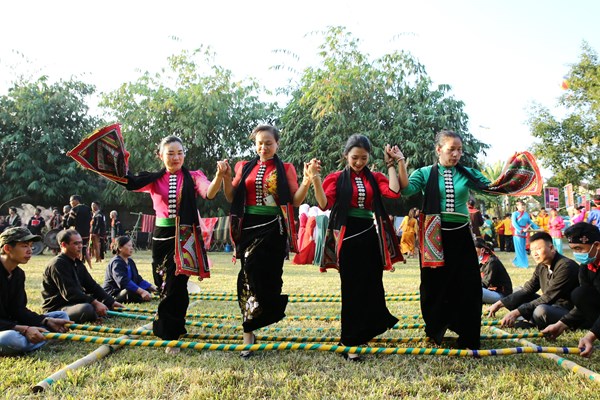 Về Làng cùng vui “Hội xuân” - Anh 2