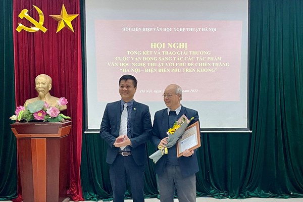 Trao Giải thưởng cho 17 tác phẩm VHNT về chiến thắng “Hà Nội- Điện Biên Phủ trên không” - Anh 2