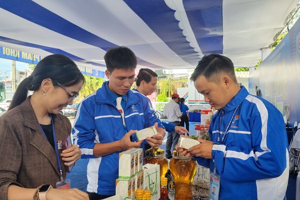Quảng Ngãi ưu tiên sử dụng các sản phẩm OCOP làm quà tặng dịp Tết Nguyên đán - Anh 3