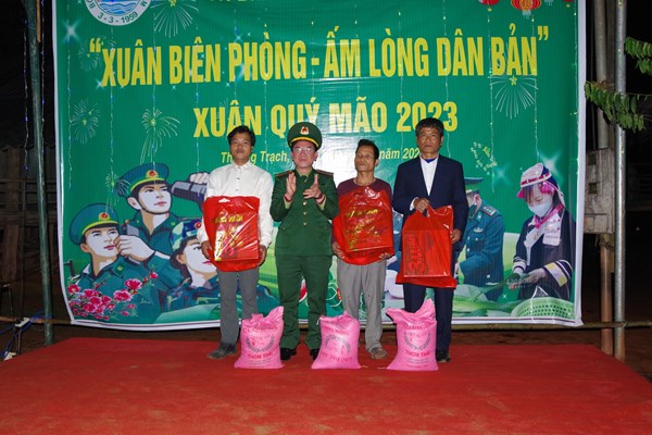 Mang “Xuân biên phòng-Ấm lòng dân bản” lên với đồng bào A Rem, Ma Coong - Anh 2