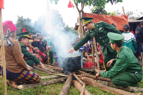 Mang “Xuân biên phòng-Ấm lòng dân bản” lên với đồng bào A Rem, Ma Coong - Anh 1