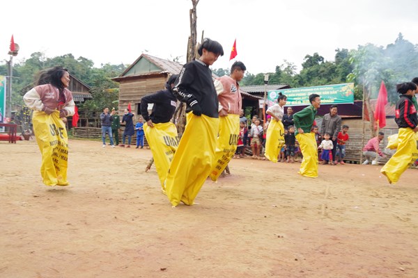 Mang “Xuân biên phòng-Ấm lòng dân bản” lên với đồng bào A Rem, Ma Coong - Anh 3