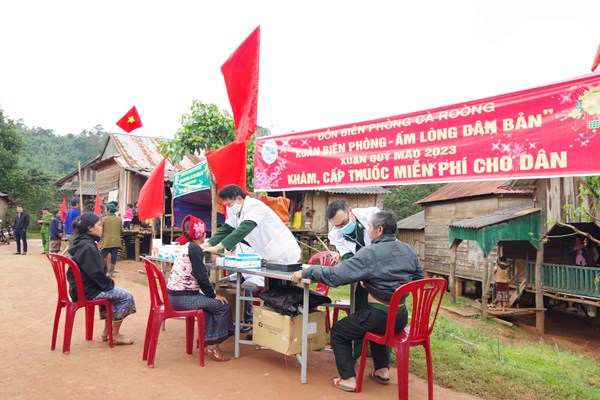 Mang “Xuân biên phòng-Ấm lòng dân bản” lên với đồng bào A Rem, Ma Coong - Anh 4