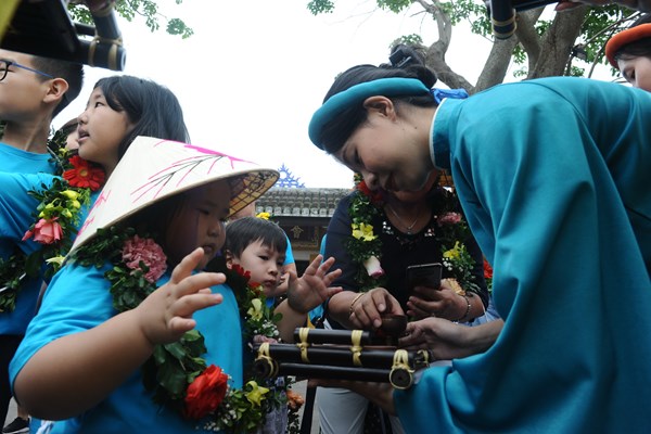 Hàng ngàn du khách cùng về Hội An “Chào năm mới 2023” - Anh 6