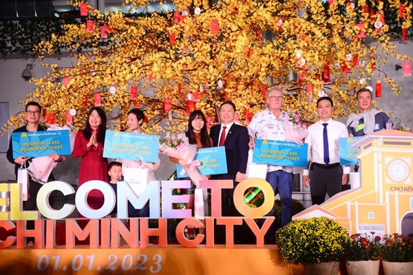 Các địa phương tấp nập đón khách du lịch đầu năm 2023 - Anh 1