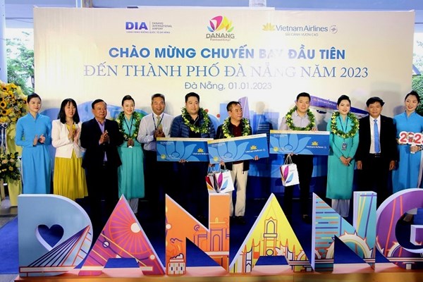 Các địa phương tấp nập đón khách du lịch đầu năm 2023 - Anh 2