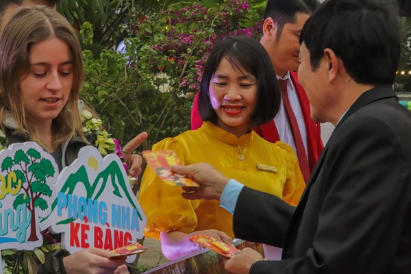 Quảng Bình đón đoàn khách đầu tiên trong năm - Anh 2