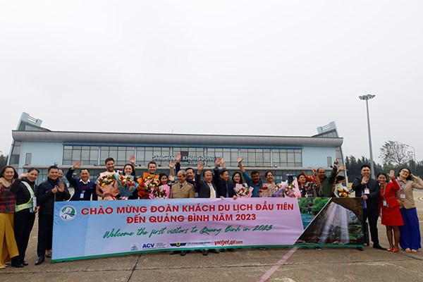 Quảng Bình đón đoàn khách đầu tiên trong năm - Anh 1