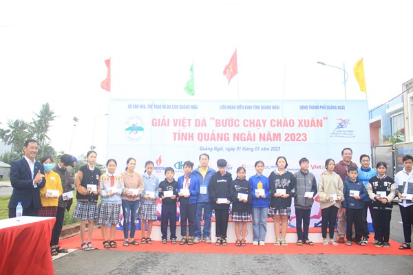 Quảng Ngãi: Giải việt dã “Bước chạy chào xuân 2023” - Anh 4
