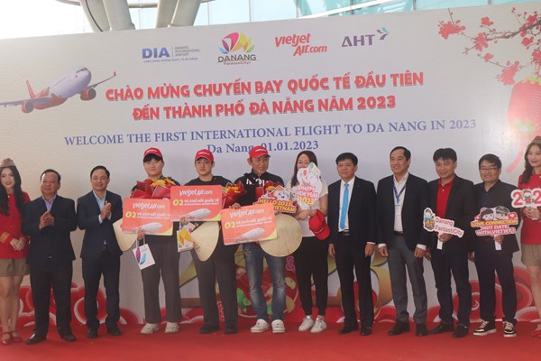 Đà Nẵng rộn ràng đón khách đầu năm - Anh 1