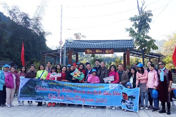 Khách du lịch hài lòng vì được chào đón nồng nhiệt ngày đầu năm 2023 - Anh 1