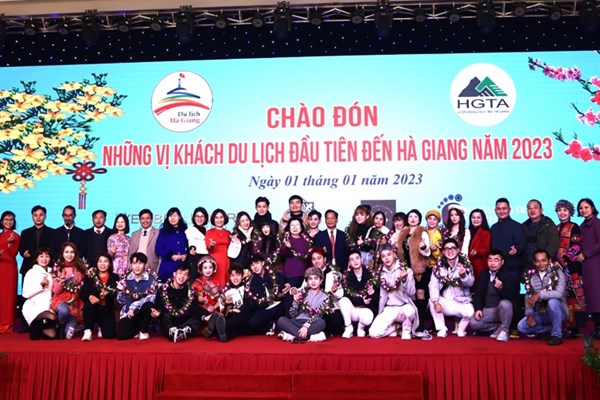 Khách du lịch hài lòng vì được chào đón nồng nhiệt ngày đầu năm 2023 - Anh 2