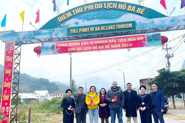Khách du lịch hài lòng vì được chào đón nồng nhiệt ngày đầu năm 2023 - Anh 3