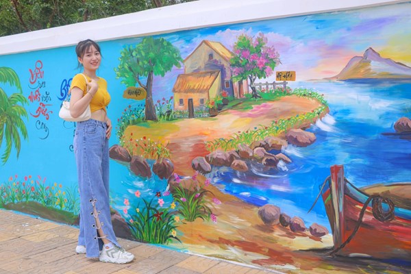 Ninh Thuận: Con đường bích họa ven biển thu hút khách du lịch đầu năm mới - Anh 5