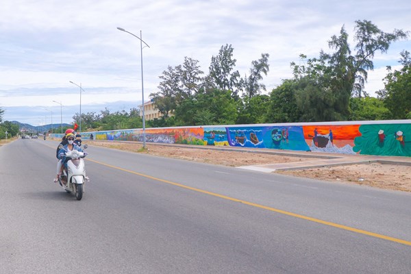 Ninh Thuận: Con đường bích họa ven biển thu hút khách du lịch đầu năm mới - Anh 4