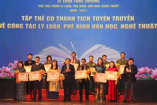 Trao Tặng thưởng các tác phẩm lý luận, phê bình văn học nghệ thuật xuất bản năm 2021: Định vị đúng vai trò của lý luận, phê bình văn học - nghệ thuật - Anh 2
