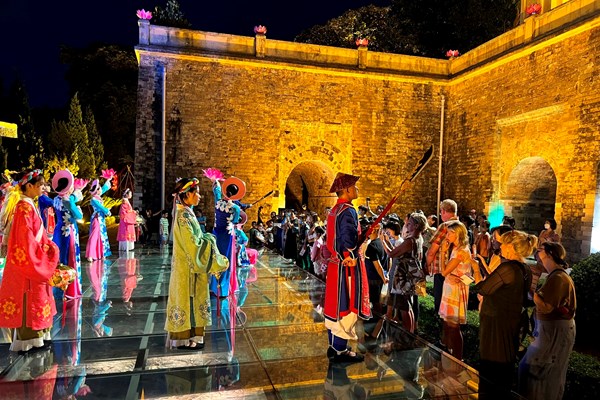 208 nghìn lượt du khách tới Hà Nội 3 ngày đầu năm mới 2023 - Anh 2
