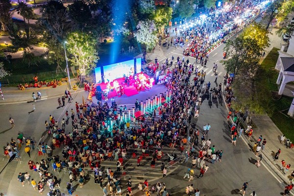 Bùng nổ với phố ẩm thực đêm tại khu đô thị Vinhomes Grand Park - Anh 1