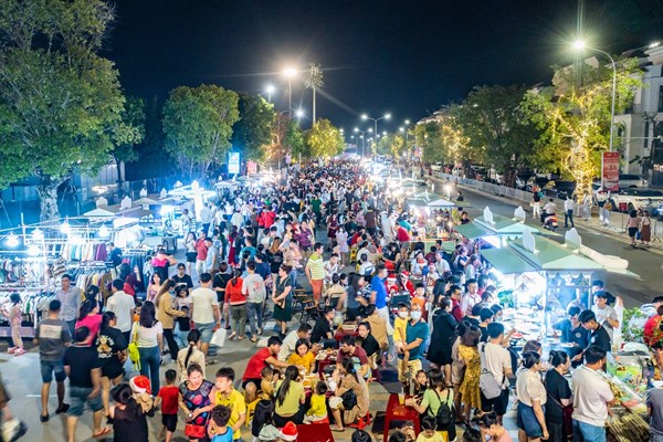 Bùng nổ với phố ẩm thực đêm tại khu đô thị Vinhomes Grand Park - Anh 2