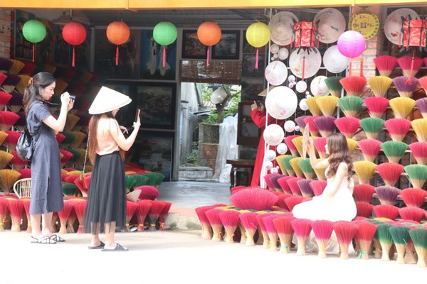 Bảo tồn và phát triển làng nghề truyền thống Huế gắn với du lịch - Anh 2