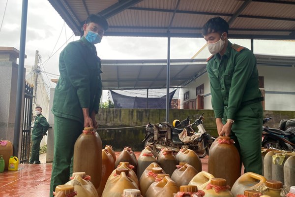 Quảng Ngãi: Tạm giữ hàng nghìn lít dầu DO không rõ nguồn gốc - Anh 1