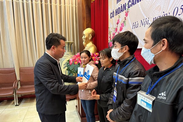 Tặng quà cho bệnh nhân BHYT có hoàn cảnh khó khăn dịp Tết - Anh 1