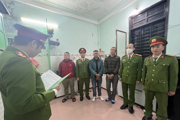 Bắt giữ 2 đối tượng từ Hà Nội vào Huế hoạt động cho vay nặng lãi - Anh 1