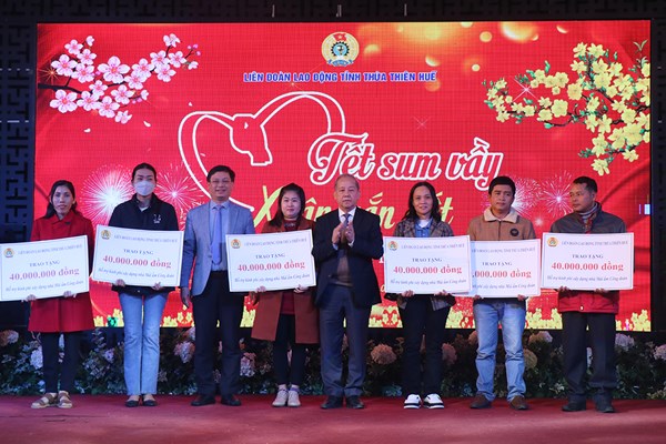 Thừa Thiên Huế: Hỗ trợ cho gần 3.000 đoàn viên, người lao động khó khăn dịp Tết - Anh 1