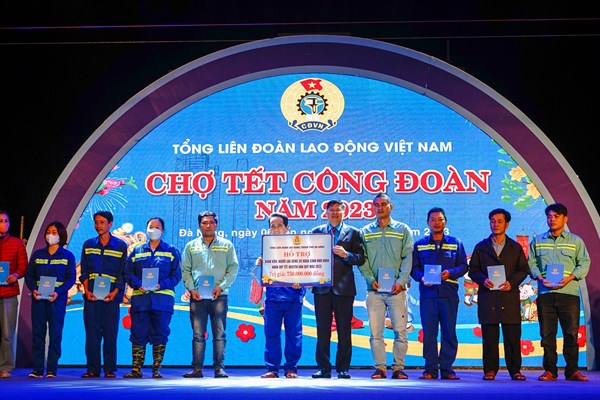 Đà Nẵng: Hàng ngàn phiếu mua hàng tặng người lao động tại Chợ Tết Công đoàn - Anh 1