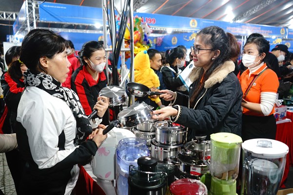 Đà Nẵng: Hàng ngàn phiếu mua hàng tặng người lao động tại Chợ Tết Công đoàn - Anh 4