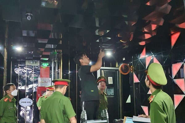 Đình chỉ hoạt động và thu hồi giấy phép các cơ sở karaoke và quán bar lớn tại Huế - Anh 1
