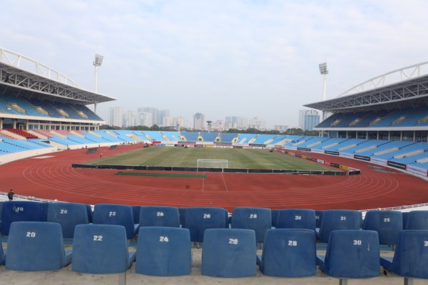 Thực hiện chỉ đạo khẩn của Bộ trưởng, sân Mỹ Đình được xử lý mặt sân cỏ và vệ sinh cảnh quan môi trường - Anh 7