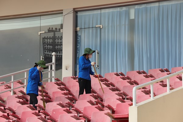Thực hiện chỉ đạo khẩn của Bộ trưởng, sân Mỹ Đình được xử lý mặt sân cỏ và vệ sinh cảnh quan môi trường - Anh 4