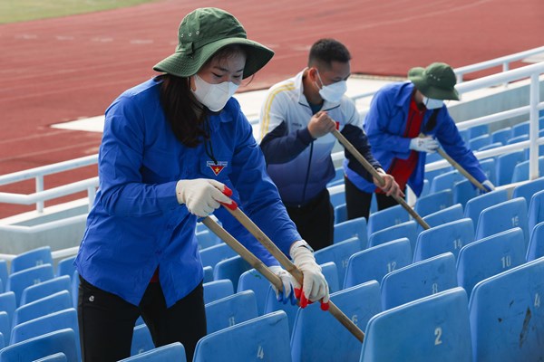Thực hiện chỉ đạo khẩn của Bộ trưởng, sân Mỹ Đình được xử lý mặt sân cỏ và vệ sinh cảnh quan môi trường - Anh 5