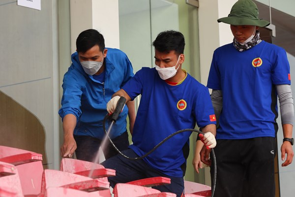Thực hiện chỉ đạo khẩn của Bộ trưởng, sân Mỹ Đình được xử lý mặt sân cỏ và vệ sinh cảnh quan môi trường - Anh 2