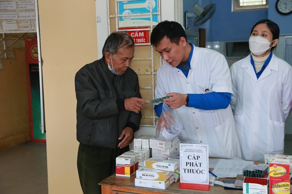 Huế: Hơn 20 y bác sĩ trẻ về vùng xa khám chữa bệnh miễn phí cho người dân khó khăn - Anh 2