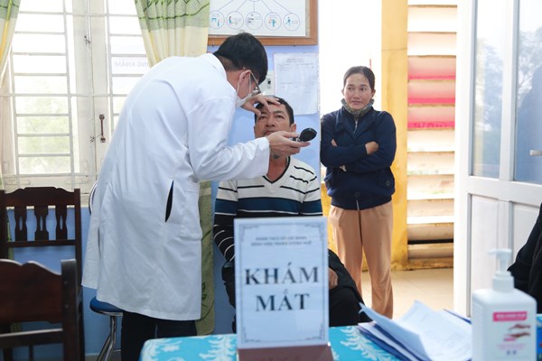 Huế: Hơn 20 y bác sĩ trẻ về vùng xa khám chữa bệnh miễn phí cho người dân khó khăn - Anh 1