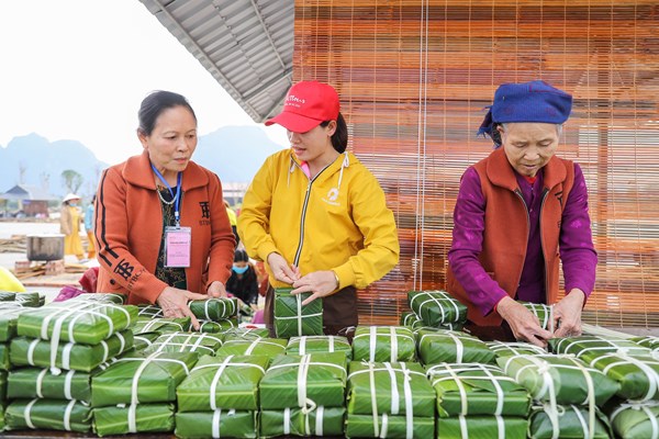 Vạn bánh chưng xanh, lan toả tinh thần tương thân tương ái - Anh 4