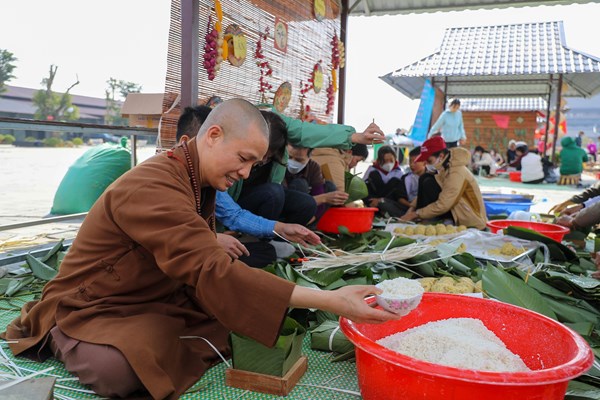 Vạn bánh chưng xanh, lan toả tinh thần tương thân tương ái - Anh 2