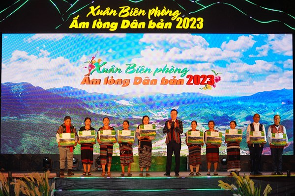 Thường trực Ban Bí thư Võ Văn Thưởng dự chương trình “Xuân Biên phòng- Ấm lòng dân bản” - Anh 2