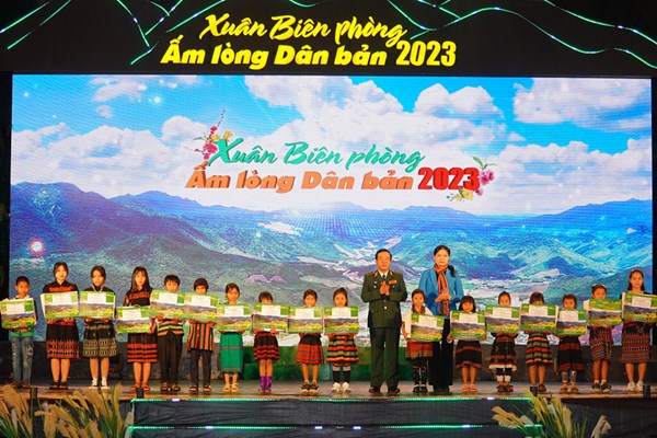 Thường trực Ban Bí thư Võ Văn Thưởng dự chương trình “Xuân Biên phòng- Ấm lòng dân bản” - Anh 5